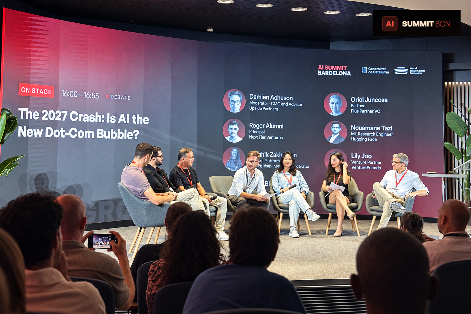 Panel de debate en AI Summit Barcelona 2026, fotografiado desde el público